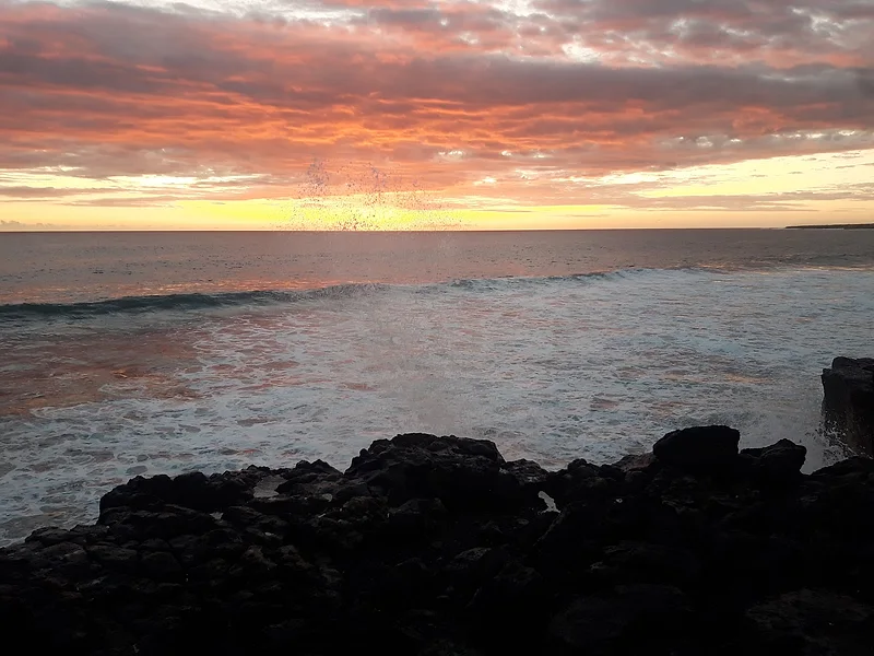 Coucher de soleil sur l'océan, au bord des rochers